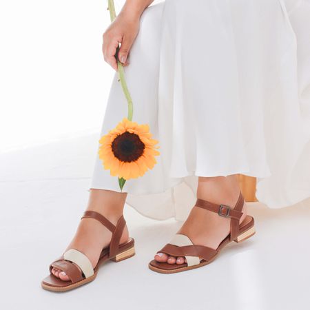 Sandália Rasteira - RENASCER - Chocolate e Off Whi... - Bubblê