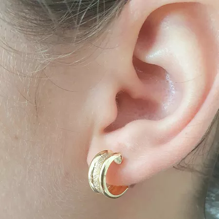 Mini Argola Folheada a Ouro 18K Detalhada - Chérie Bijoux