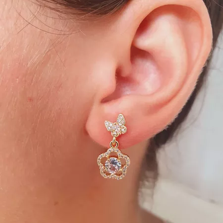 Brinco Com Zircônia Borboleta e Florzinha Dourada - Chérie Bijoux