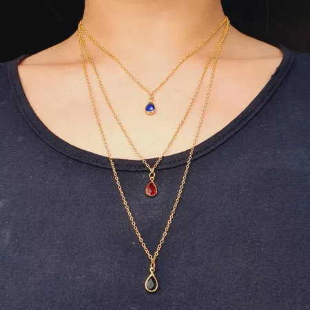 Colar Triplo Folheado a Ouro Dourado Gotas Colorid... - Chérie Bijoux