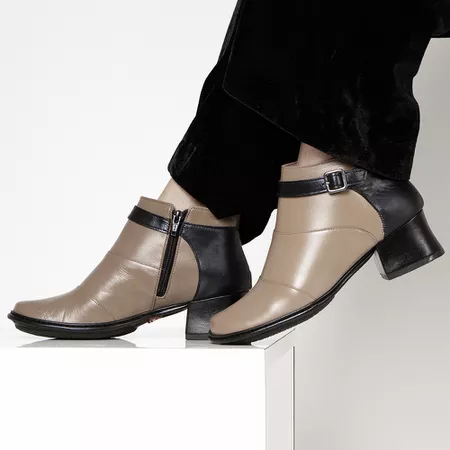 Bota Feminina New Kelly Salto Médio Em Couro Fendi... - J.Gean