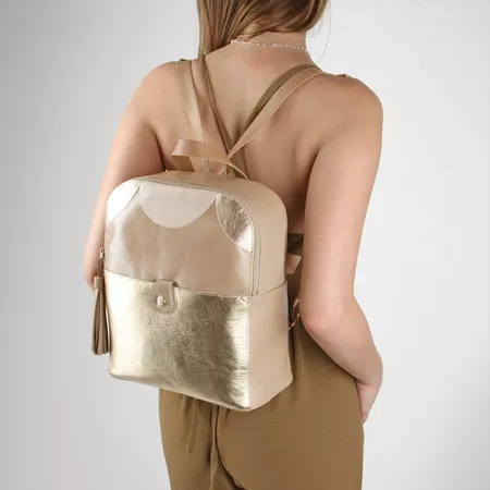 Mochila Feminina de Couro Legítimo cor Bege/Ouroli... - J.Gean
