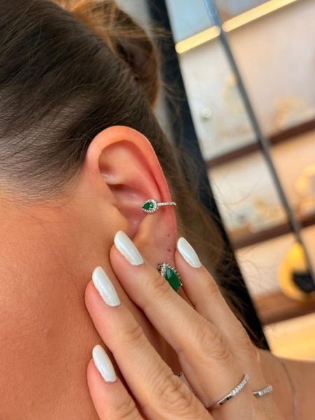 PIERCING FAKE GOTINHA ESMERALDA CRAVEJADO BANHADO A RÓDIO BRANCO