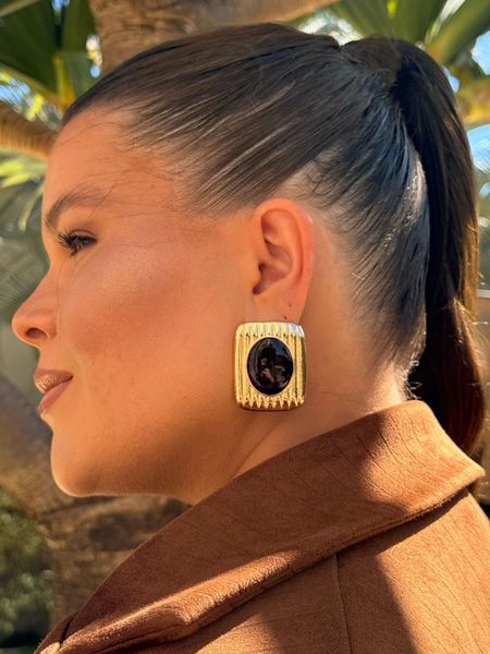 BRINCO BOHO CHAPA RESINADA MARROM BANHADO A OURO