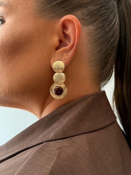 BRINCO CHAPAS PENDENTES E RESINADO MARROM BANHADO A OURO