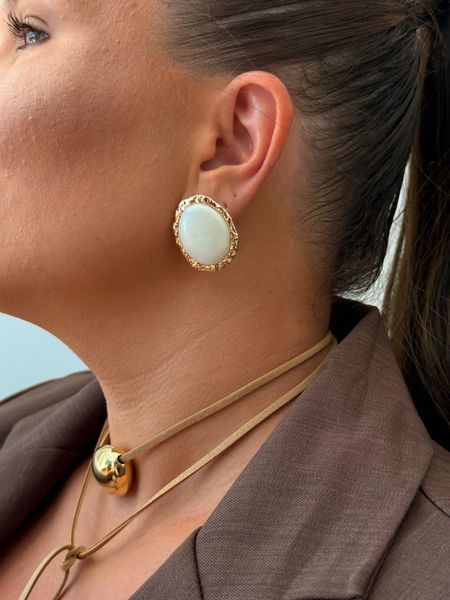 BRINCO BOHO CHAPA OVAL ORGANIC PEROLADO BANHADO A OURO