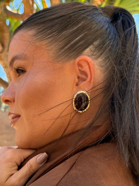 BRINCO BOHO CHAPA OVAL ORGANIC MARROM BANHADO A OURO