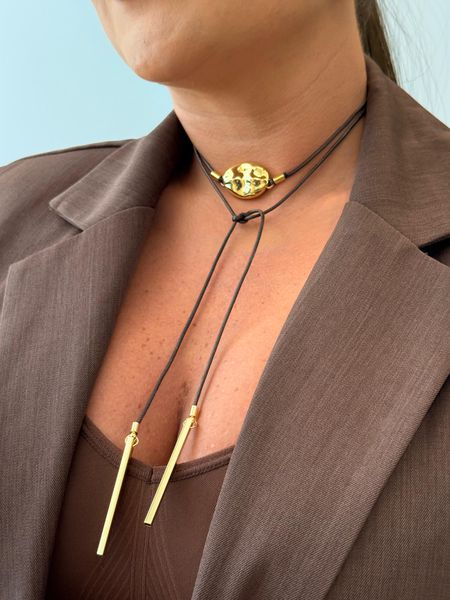 CORDÃO COURINHO BOHO E PINGENTE MARTELADO BANHADO A OURO - Dri Ferreira Semi Joias