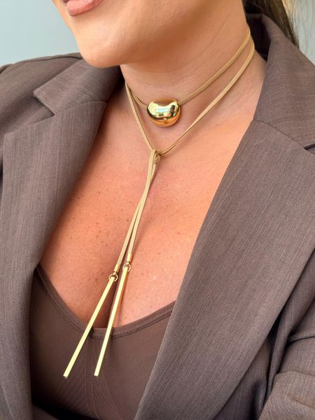 CORDÃO COURO BOHO NUDE E PINGENTE ORGÂNICO BANHADO A OURO - Dri Ferreira Semi Joias