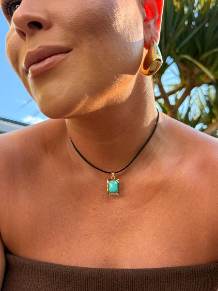 COLAR COURO BOHO CAFÉ E PINGENTE TURQUESA BANHADO A OURO - Dri Ferreira Semi Joias