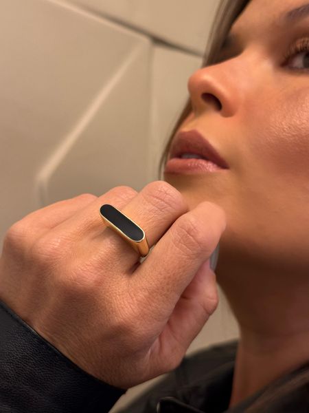 ANEL REGULÁVEL LISO RESINADO PRETO BANHADO A OURO - Dri Ferreira Semi Joias
