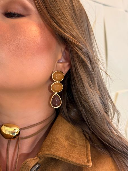 BRINCO BOHO PENDENTE RESINADO MARROM BANHADO A OURO - Dri Ferreira Semi Joias