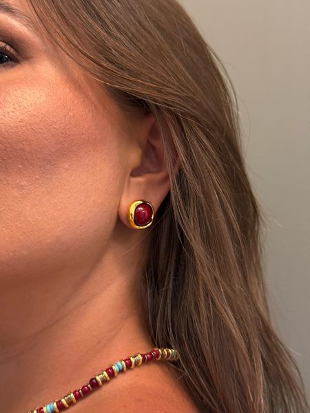 BRINCO BOTÃO RESINADO RED CHERRY BANHADO A OURO - Dri Ferreira Semi Joias