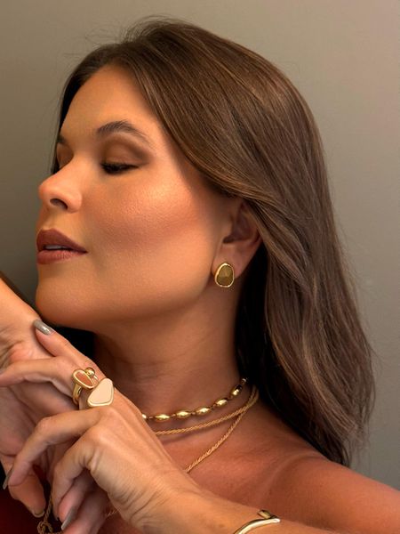 BRINCO ORGÂNICO P RESINADO MARROM BANHADO A OURO - Dri Ferreira Semi Joias