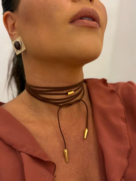 CORDÃO COURO BOHO CARAMELO CANUTILHO BANHADO A OURO - Dri Ferreira Semi Joias