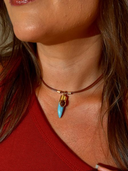 COLAR COURO BOHO E PINGENTE DENTE TURQUESA BANHADO A OURO - Dri Ferreira Semi Joias