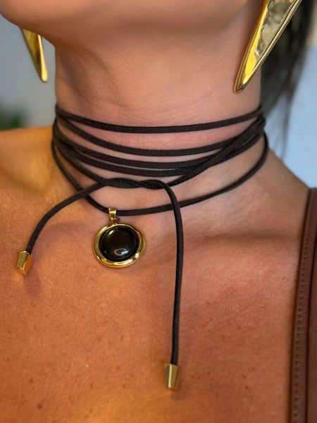 CORDÃO COURO BOHO E PINGENTE CAFÉ BANHADO A OURO - Dri Ferreira Semi Joias