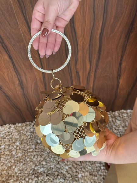 CLUTCH ESFERA PAETES DOURADA - Dri Ferreira Semi Joias