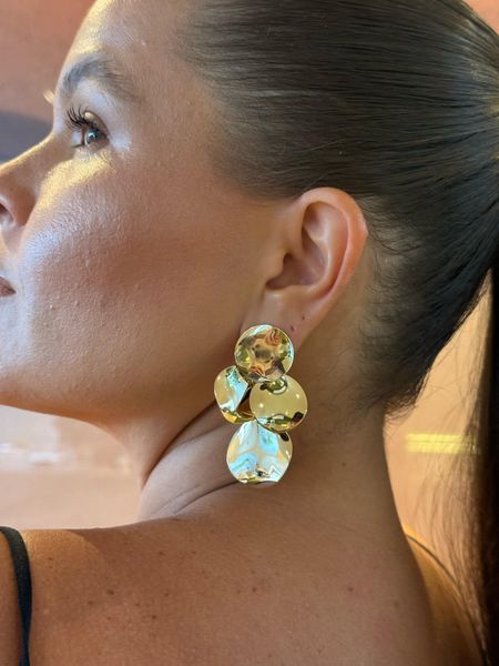 BRINCO CHAPAS REDONDAS PENDENTES BANHADO A OURO
