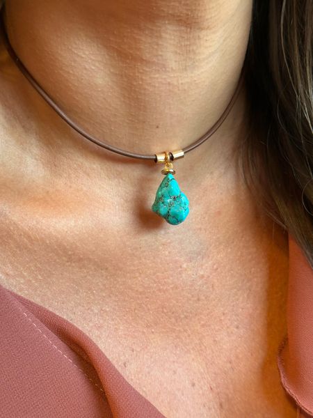 COLAR COURO BOHO E PINGENTE ORGÂNICO TURQUESA BANHADO A OURO - Dri Ferreira Semi Joias