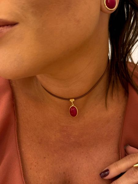 COLAR COURO BOHO E PINGENTE RESINADO RED CHERRY BANHADO A OURO