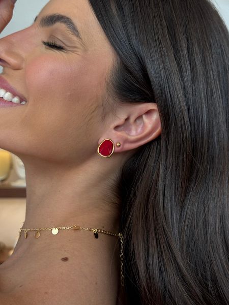 BRINCO BOTÃO RESINADO RED CHERRY BANHADO A OURO - Dri Ferreira Semi Joias