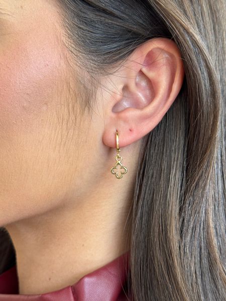 BRINCO ARGOLA PINGENTE TREVO VAZADO M BANHADO A OURO - Dri Ferreira Semi Joias