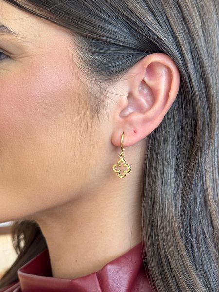 BRINCO ARGOLA PINGENTE TREVO VAZADO G BANHADO A OURO - Dri Ferreira Semi Joias