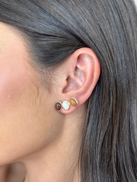 BRINCO EAR CUFF BOHO MARROM E PEROLADO BANHADO A OURO - Dri Ferreira Semi Joias