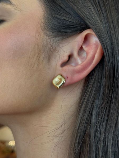 BRINCO CHAPINHA QUADRADA P BANHADO A OURO - Dri Ferreira Semi Joias