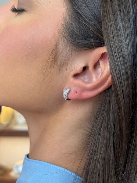 BRINCO ARGOLINHA CRAVEJADA BANHADA A RÓDIO BRANCO - Dri Ferreira Semi Joias