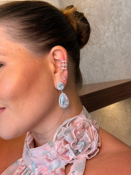 BRINCO PENDENTE GOTA CRAVEJADA BANHADO A RÓDIO BRANCO - Dri Ferreira Semi Joias