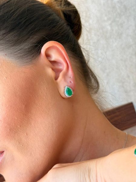 BRINCO GOTA ESMERALDA CRAVEJADA BANHADA A RÓDIO BRANCO - Dri Ferreira Semi Joias