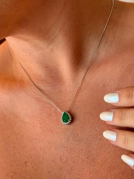 COLAR GOTA ESMERALDA CRAVEJADA BANHADA A RÓDIO BRANCO - Dri Ferreira Semi Joias
