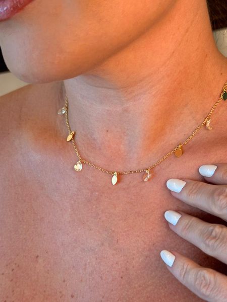 CHOKER MEDALHINHAS E CRISTAIS BANHADO A OURO - Dri Ferreira Semi Joias