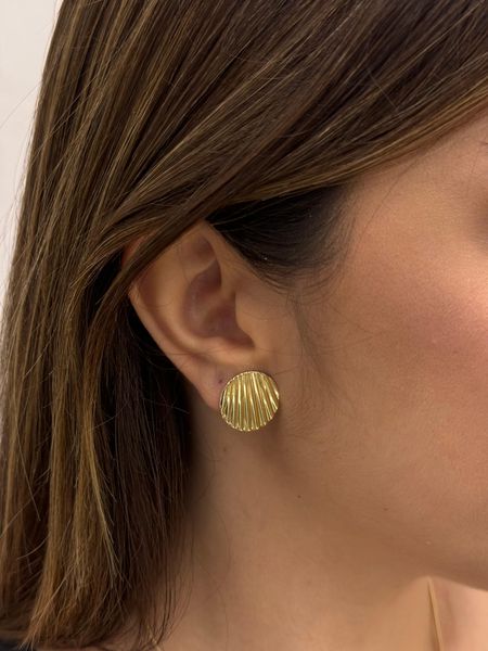 BRINCO CHAPINHA CONCHA REDONDA BANHADA A OURO - Dri Ferreira Semi Joias