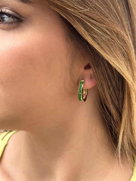 BRINCO ARGOLA OVAL ESMERALDA BANHADO A OURO 