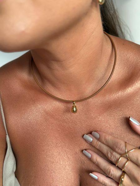 COLAR COURO BOHO MARROM E PINGENTE ORGÂNICO BANHADO A OURO - Dri Ferreira Semi Joias