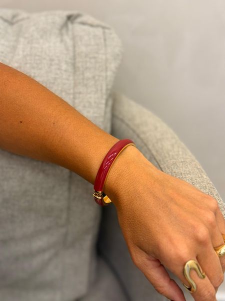 BRACELETE RESINADO RED CHERRY LISO BANHADO A OURO - Dri Ferreira Semi Joias
