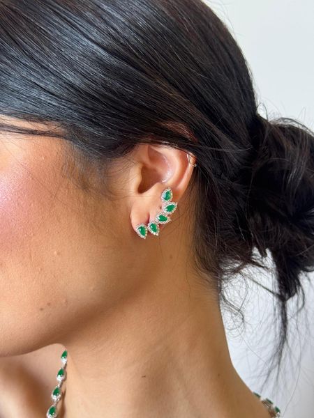 BRINCO EAR CUFF GOTAS CRAVEJADAS ESMERALDA BANHADO A RÓDIO BRANCO