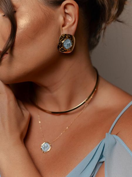 BRINCO CHAPA RESINADA AZUL BANHADO A OURO - Dri Ferreira Semi Joias