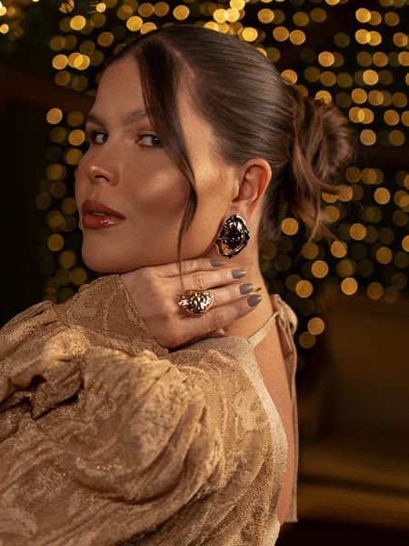 BRINCO CHAPA OVAL MARTELADA BANHADO A OURO - Dri Ferreira Semi Joias