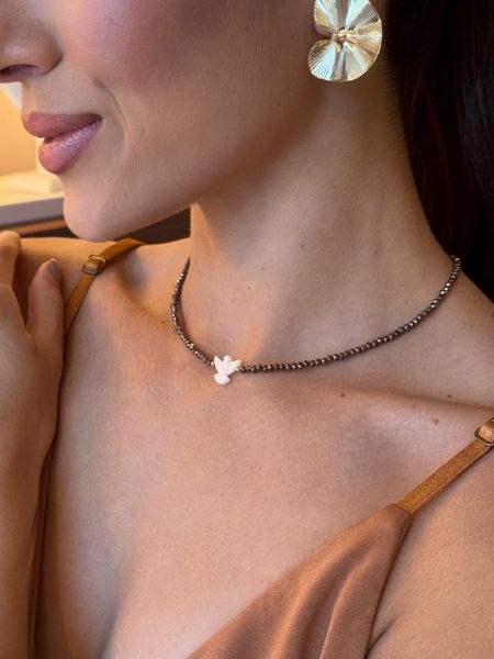 CHOKER CRISTAIS E ESPÍRITO SANTO MADREPÉROLA BANHADO A OURO - Dri Ferreira Semi Joias