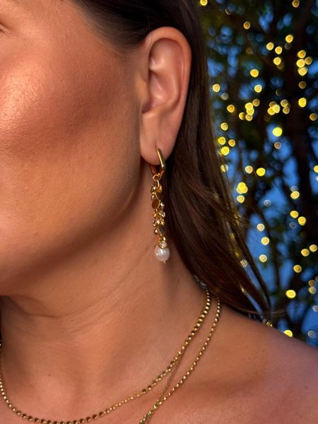 BRINCO ARGOLA PINGENTE CHAPINHAS E PÉROLA BANHADO A OURO - Dri Ferreira Semi Joias