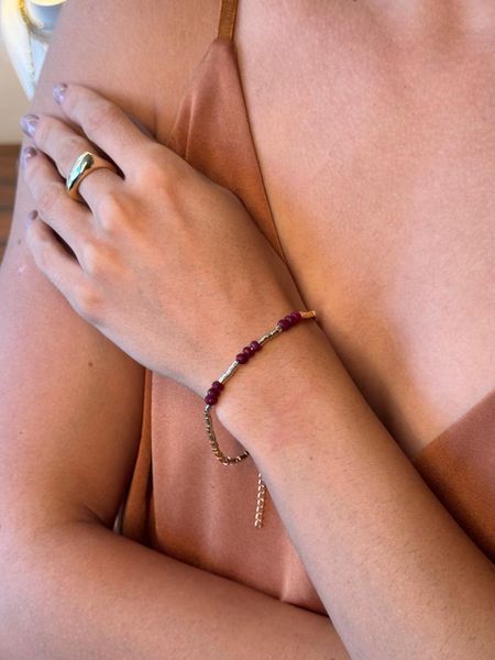 PULSEIRA CANUTILHOS E CRISTAIS VERMELHOS BANHADA A OURO - Dri Ferreira Semi Joias