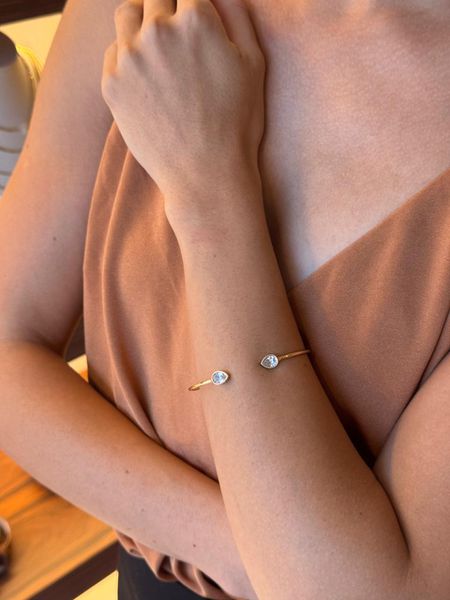 BRACELETE LISO GOTINHAS CRAVEJADAS BANHADO A OURO - Dri Ferreira Semi Joias