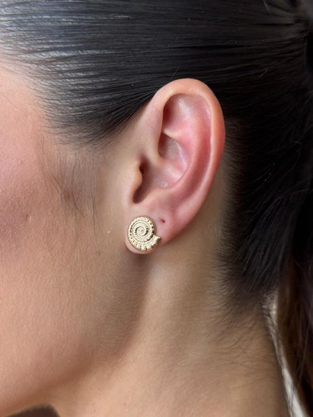 BRINCO CHAPINHA CARACOL BANHADO A OURO - Dri Ferreira Semi Joias