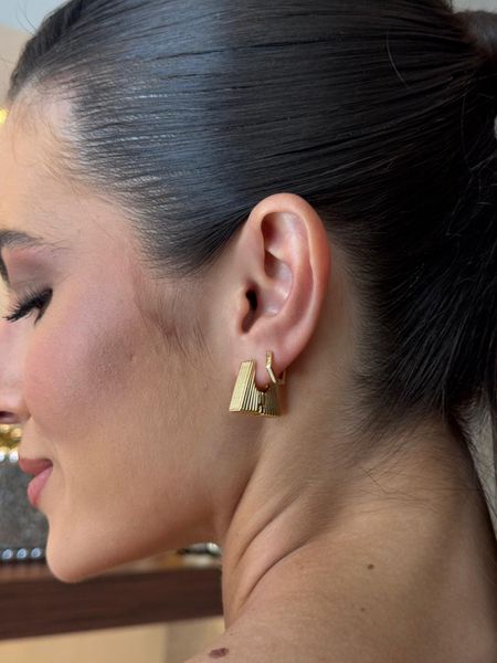 BRINCO ARGOLA TREND LISTRADA BANHADO A OURO - Dri Ferreira Semi Joias