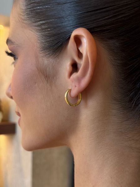 BRINCO ARGOLA LISA M BANHADO A OURO - Dri Ferreira Semi Joias