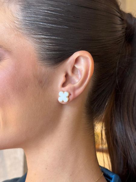 BRINCO TREVO RESINADO BRANCO BANHADO A OURO - Dri Ferreira Semi Joias